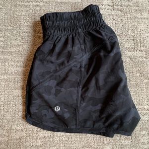 Black camo Lululemon Tracker Short 4"
